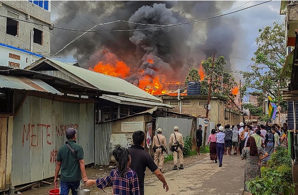 mobs damage the police armoury and fire on the forces, there is new violence in Manipur